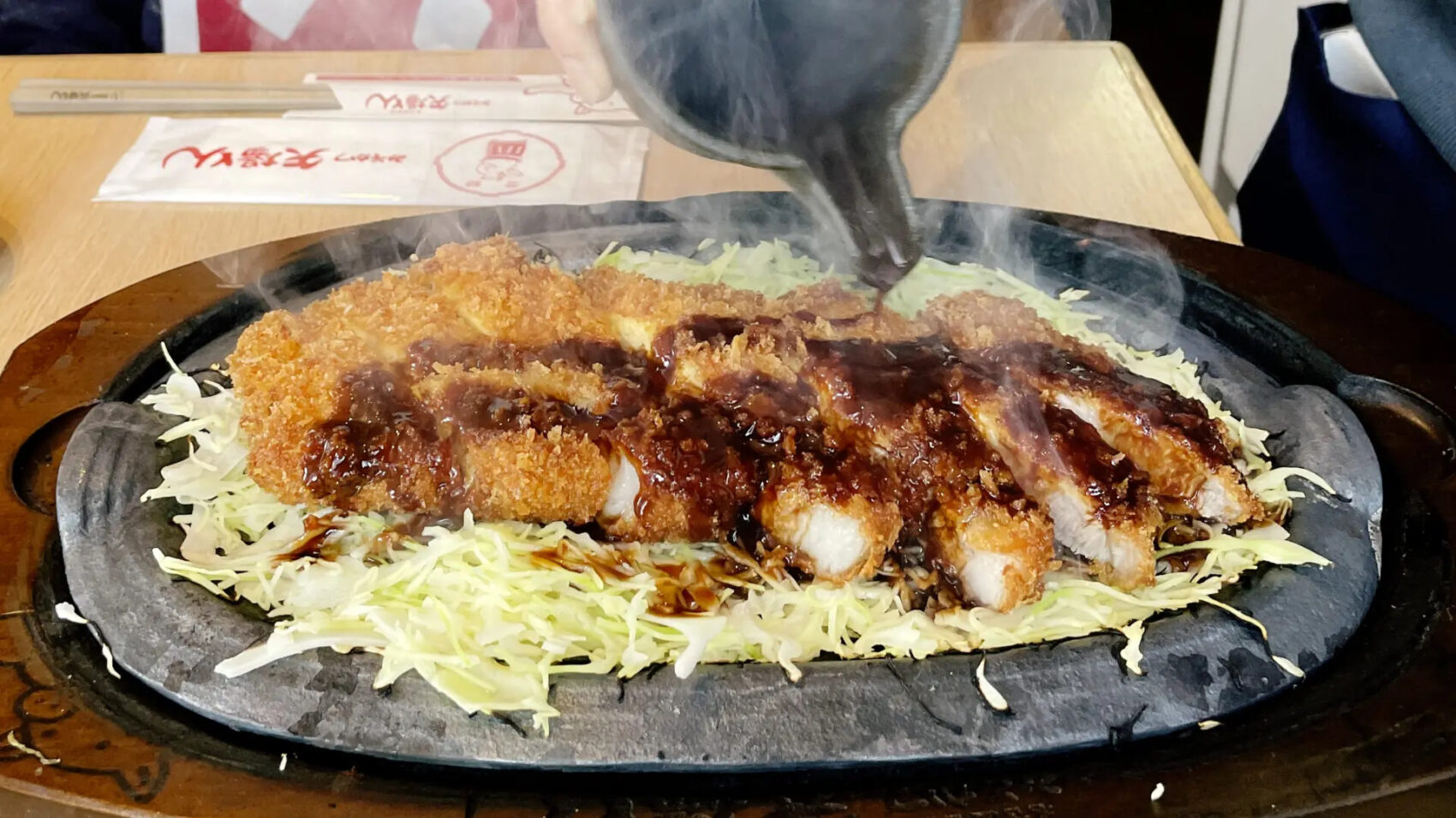 矢場とん　みそだれをかける様子