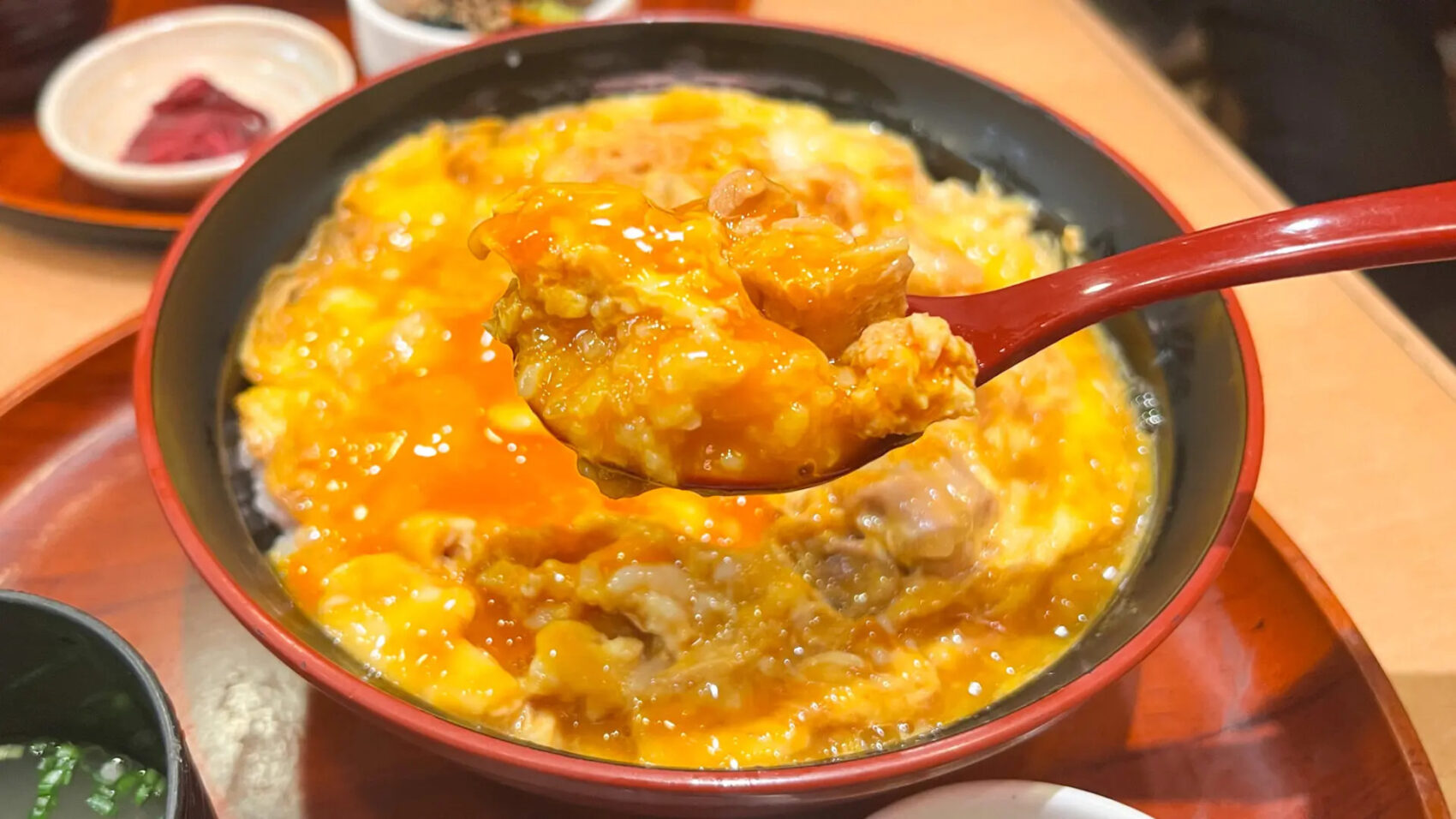 鳥開総本家 親子丼をスプーンですくう
