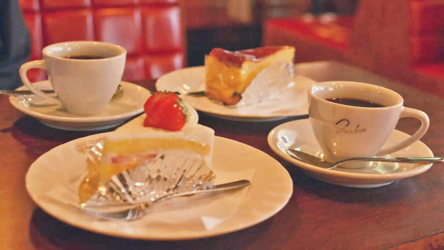 高岳喫茶ボンボンの店内