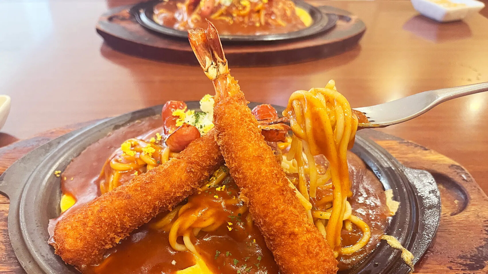 スパゲッティハウス シェフ 名駅西店 あんかけスパゲティを持ち上げている写真