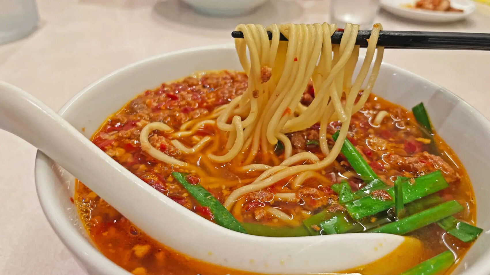 味仙 台湾ラーメン 箸で持ち上げている様子